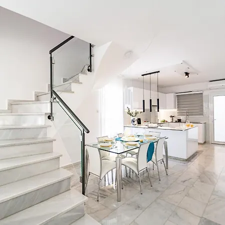 Villa Luxurious One Maisonette By Ezoria *